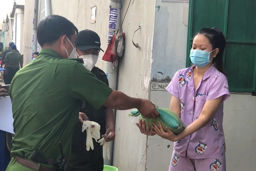 Cán bộ, chiến sĩ Công an Bình Dương vào tâm dịch hỗ trợ người dân ảnh 17