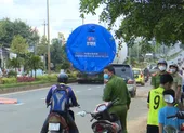 Xe đầu kéo lao vào nhà dân, cả gia đình thoát chết trong gang tấc ảnh 4 Video: Xe đầu kéo chở thiết bị điện gió cán một phụ nữ tử vong