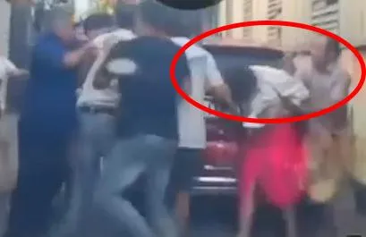 Đại úy Phương khống chế một phụ nữ và giật cùi chỏ hai lần vào người phụ nữ này. Ảnh: Cắt từ clip