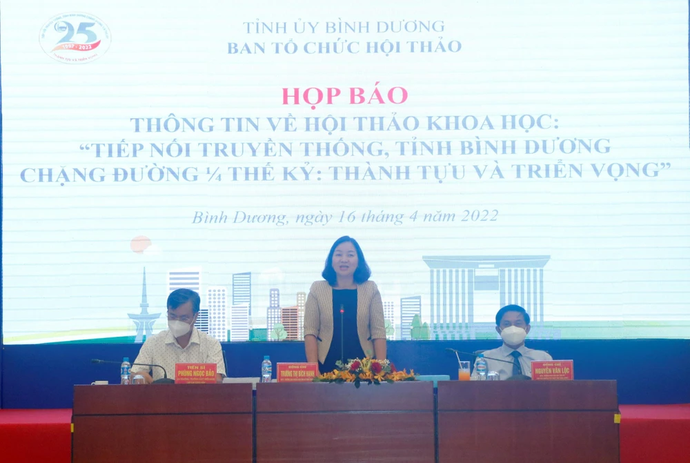 Bà Trương Thị Bích Hạnh, Trưởng ban Tuyên giáo Tỉnh ủy Bình Dương thông tin về hội thảo khoa học. Ảnh: LÊ ÁNH