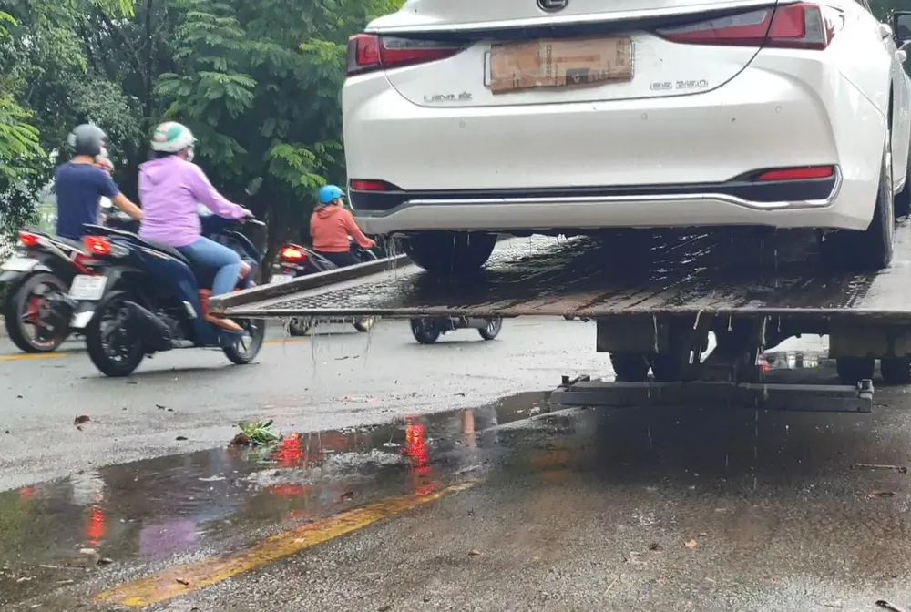 Một chiếc xe ô tô bị chết máy phải có xe cẩu đưa về. Ảnh: LA Một chiếc xe ô tô bị chết máy phải có xe cẩu đưa về. Ảnh: LA