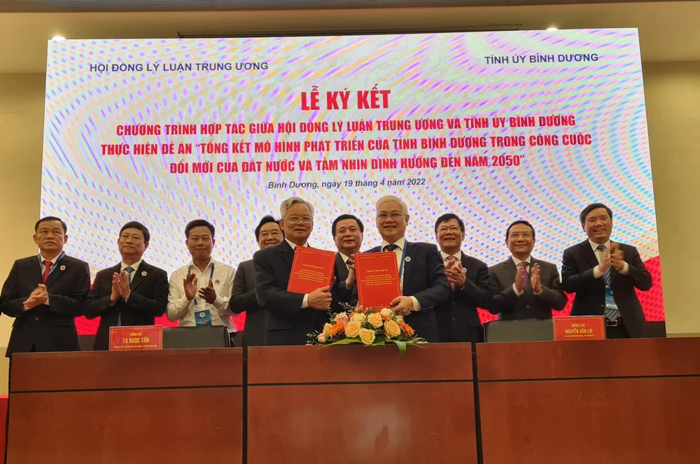 Tỉnh ủy Bình Dương và Hội đồng lý luận trung ương ký kết chương trình hợp tác thực hiện đề án “Tổng kết mô hình phát triển của tỉnh Bình Dương trong công cuộc đổi mới của đất nước và tâm nhìn định hướng đến năm 2050”. Ảnh: LÊ ÁNH