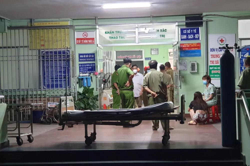 Cơ quan công an có mặt tại bệnh viện để điều tra vụ việc. Ảnh: LA Cơ quan công an có mặt tại bệnh viện để điều tra vụ việc. Ảnh: LA