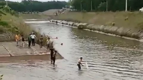 Lực lượng chức năng và người dân nỗ lực tìm kiếm hai nạn nhân. Ảnh: Người dân cung cấp