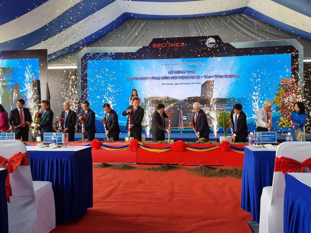 Lãnh đạo tỉnh Bình Dương động thổ khởi công mở rộng Quốc lộ 13. Ảnh: LA