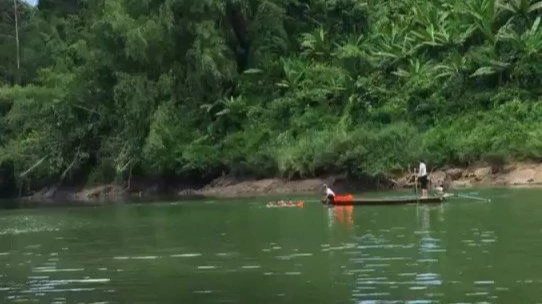 Lực lượng chức năng tìm kiếm bốn em học sinh mất tích. Ảnh: LA