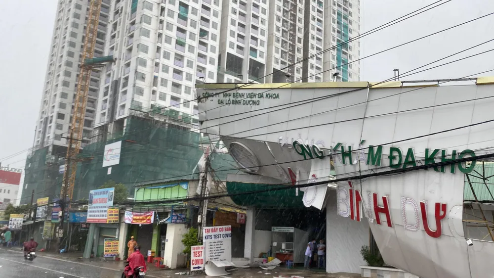 Biển quảng cáo bị đổ sập khiến nhiều địa phương bị mất điện. Ảnh: LA