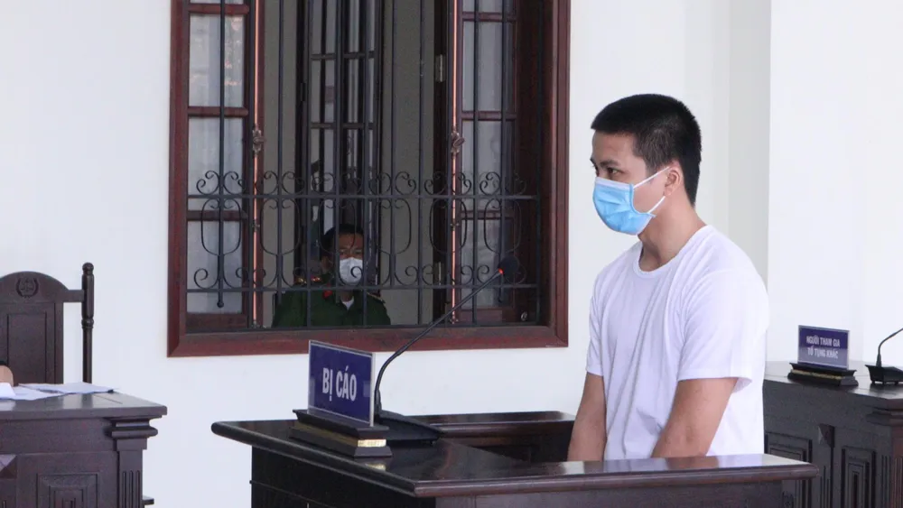 Bị cáo Tùng lãnh án chung thân về tội giết người, cướp tài sản. Ảnh: LA Bị cáo Tùng lãnh án chung thân về tội giết người, cướp tài sản. Ảnh: LA