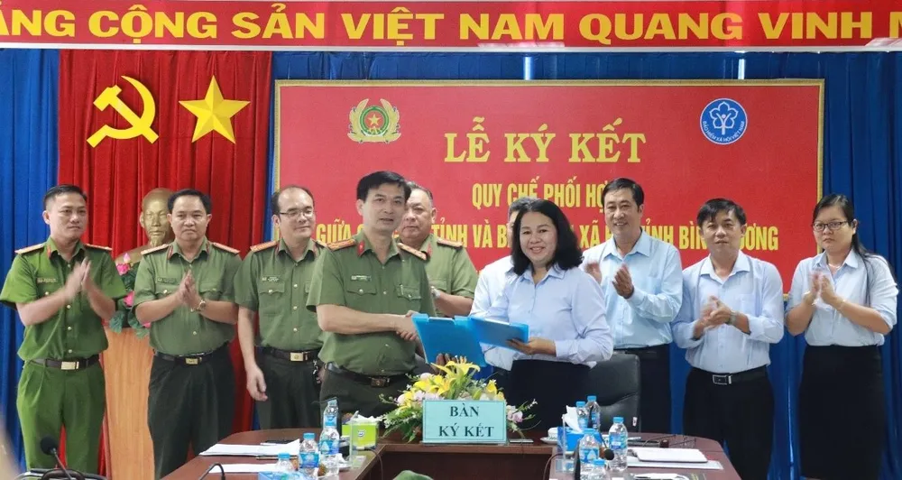 Hai đơn vị ký kết quy chế phối hợp. Ảnh: BHXH