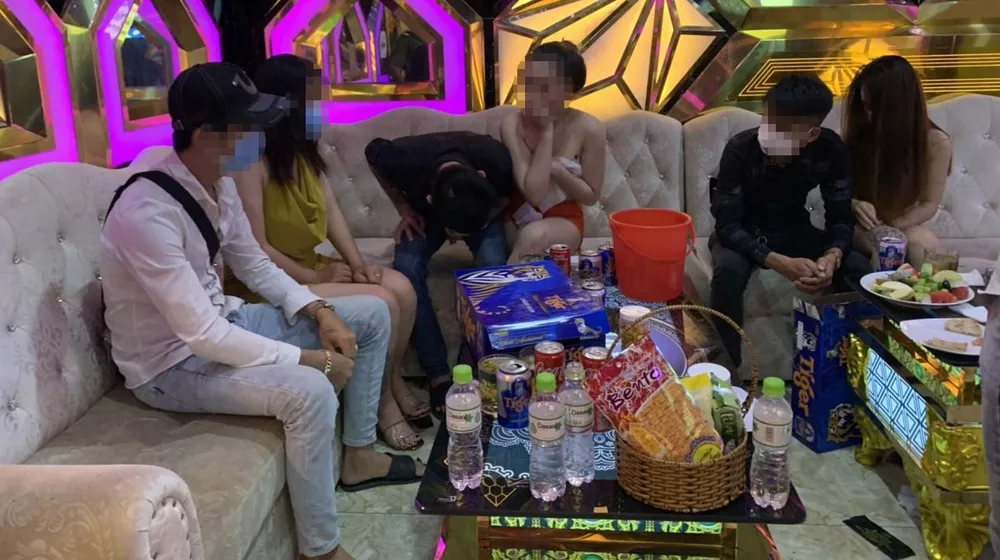 Một nữ tiếp viên không mảnh vải che thân nhảy múa phục vụ khách. Ảnh: LA