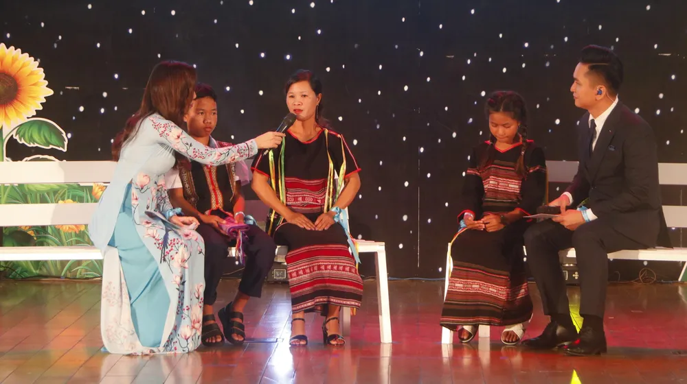 Giao lưu với chị Nay Hờ Kinh, Chi Hội trưởng phụ nữ thôn Kiến Thiết (xã Ea Chà Rang, huyện Sơn Hoà, Phú Yên) nhận đỡ đầu cho hai em KPắc Y Đương (2007) và K Pắc Hờ Trương (2010) mồ côi mẹ vì COVID-19. Ảnh: LÊ ÁNH