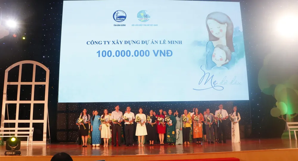 Ban tổ chức vinh danh, tri ân các tổ chức, cá nhân và doanh nghiệp đồng hành cùng chương trình &quot;Mẹ đỡ đầu- yêu thương và sẻ chia&quot;. Ảnh: LÊ ÁNH