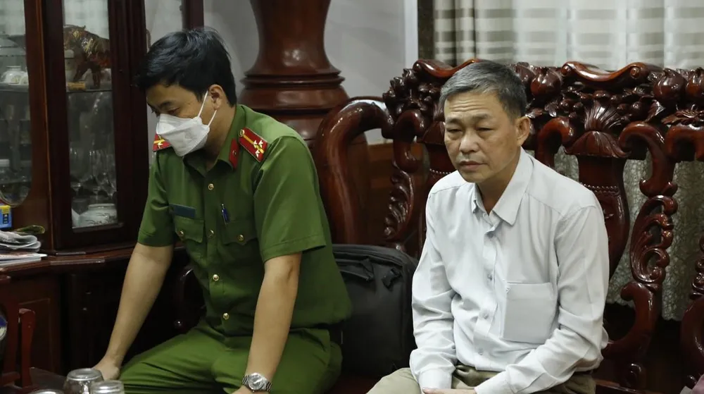 Cơ quan điều tra khám xét nơi làm việc và nhà riêng của ông Đỗ Việt Hùng. Ảnh: CACC