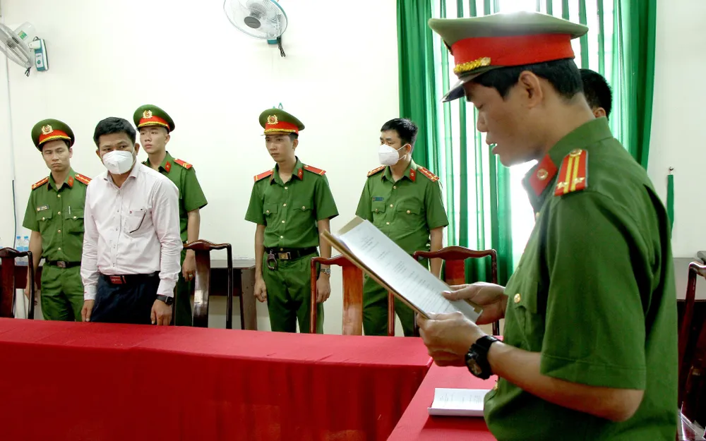 Cơ quan điều tra (Công an tỉnh Bình Phước) đọc Quyết định khởi tố, bắt tạm giam đối với ông Nguyễn Văn Sáu. Ảnh: CACC