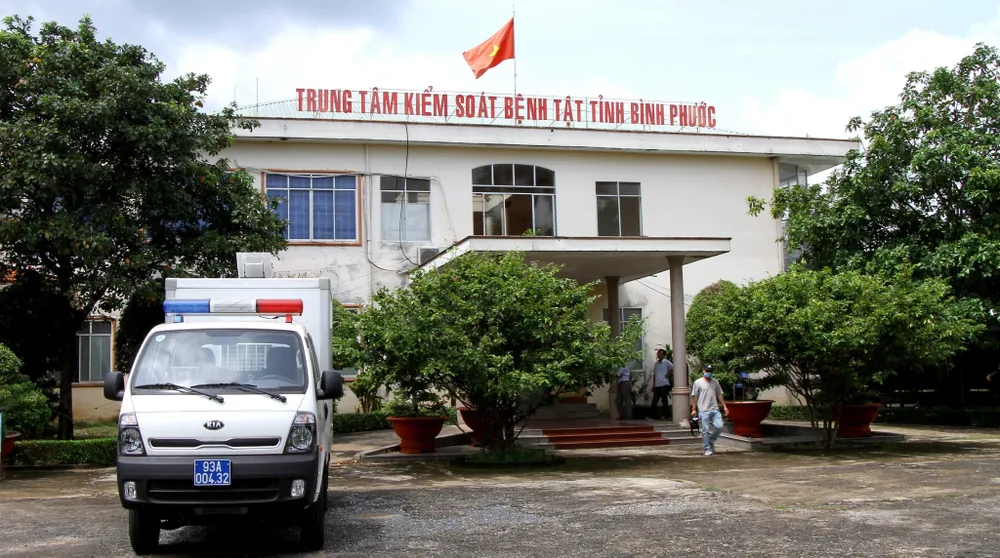 Sáng sớm ngày 30-6, Cơ quan điều tra đã có mặt tại CDC Bình Phước tống đạt các Quyết định khởi tố, bắt tạm giam. Ảnh: CACC