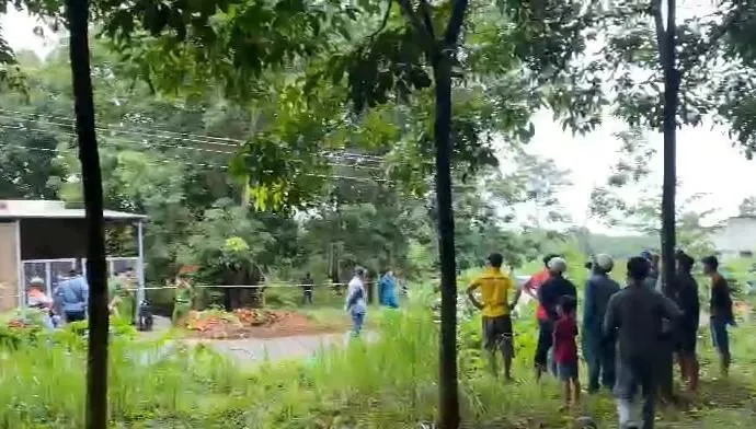 Lực lượng công an khám nghiệm hiện trường làm rõ cái chết của người phụ nữ. Ảnh: TT