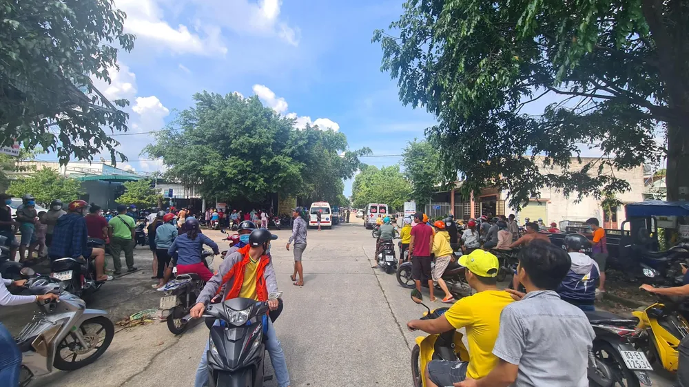 Rất đông người dân hiếu kỳ tập trung theo dõi vụ việc. Ảnh: LÊ ÁNH