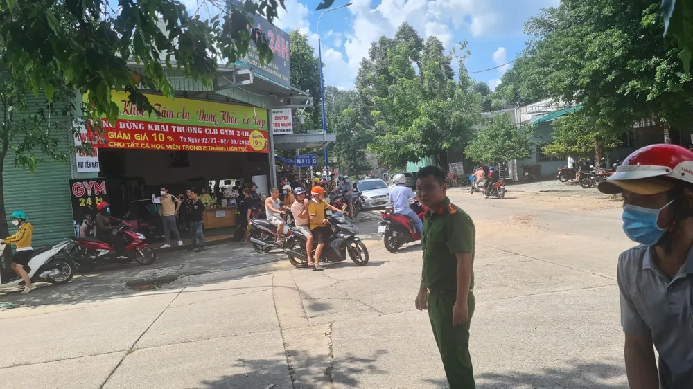 Lực lượng công an giải tán người dân tập trung quanh khu vực hiện trường để đảm bảo tình hình ANTT. Ảnh: LÊ ÁNH