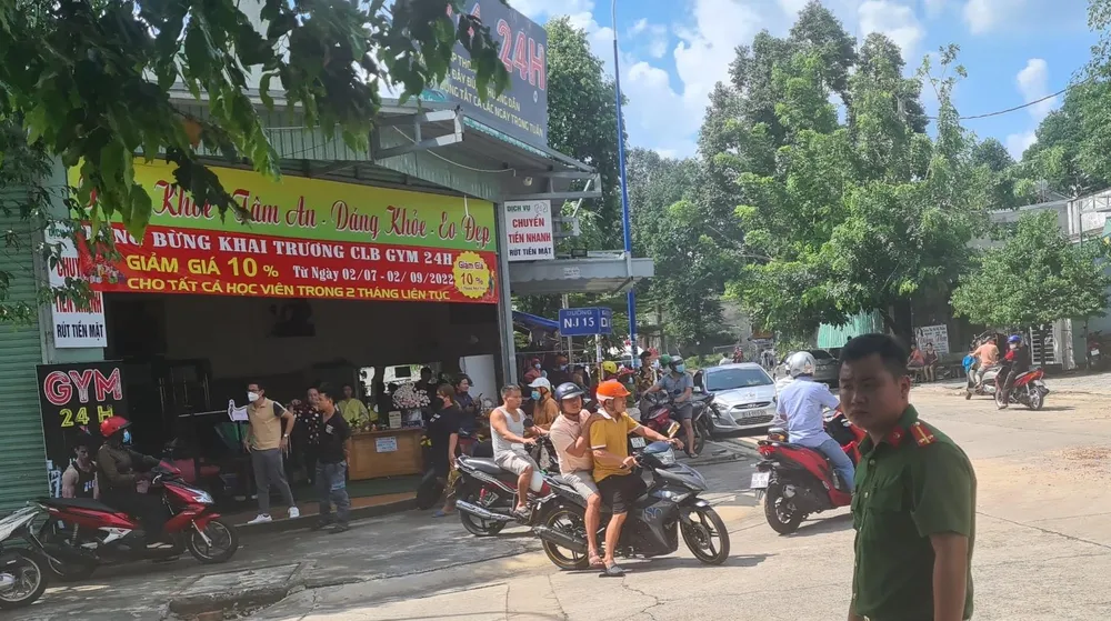 Khu vực hiện trường vẫn được siết chặt an ninh để tiếp tục khám nghiệm. Ảnh: LÊ ÁNH