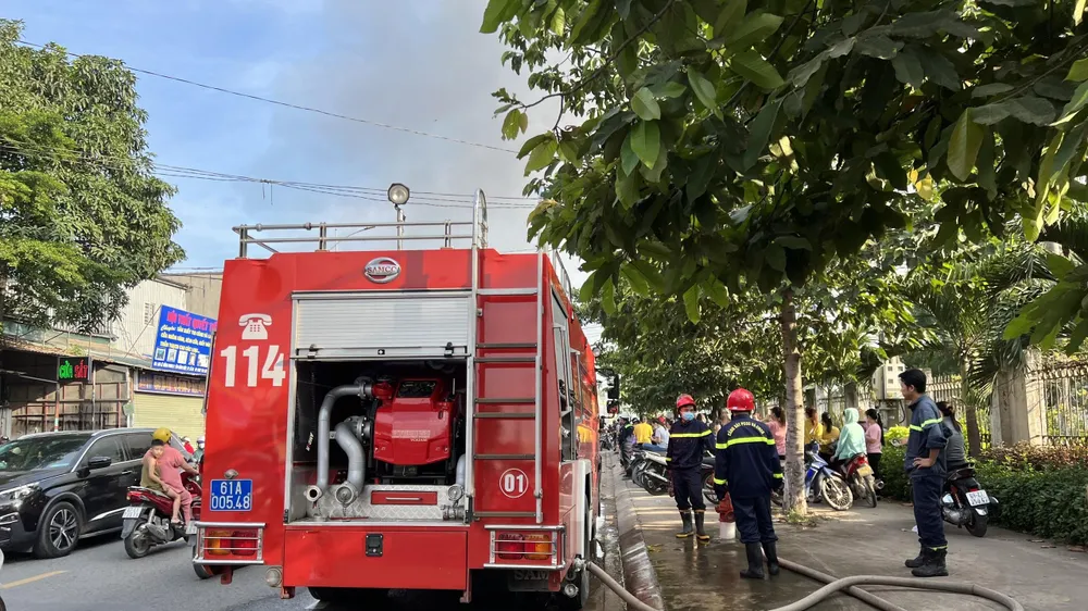 Nhiều xe chữa cháy cùng hàng chục cán bộ chiến sĩ được huy động để khống chế ngọn lửa. Ảnh: LA