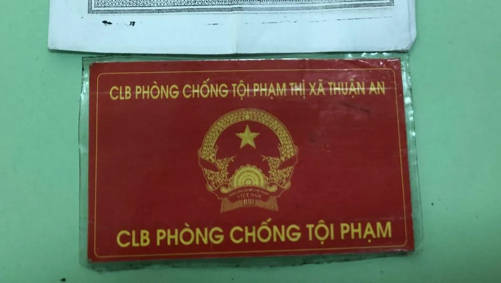 Chiếc thẻ hai thanh niên nhờ một hiệp sĩ làm dùm. Ảnh: CACC