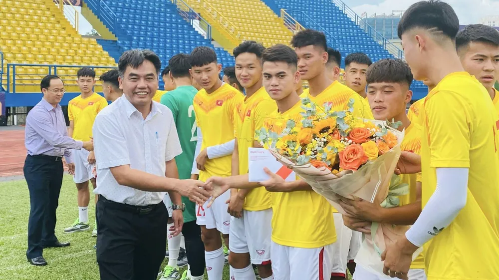 Ông Nguyễn Lộc Hà, Phó Chủ tịch UBND tỉnh Bình Dương thăm hỏi động viên đội tuyển Việt Nam trước khi bước vào các trận đấu. Ảnh: LA Ông Nguyễn Lộc Hà, Phó Chủ tịch UBND tỉnh Bình Dương thăm hỏi động viên đội tuyển Việt Nam trước khi bước vào các trận đấu. Ảnh: LA