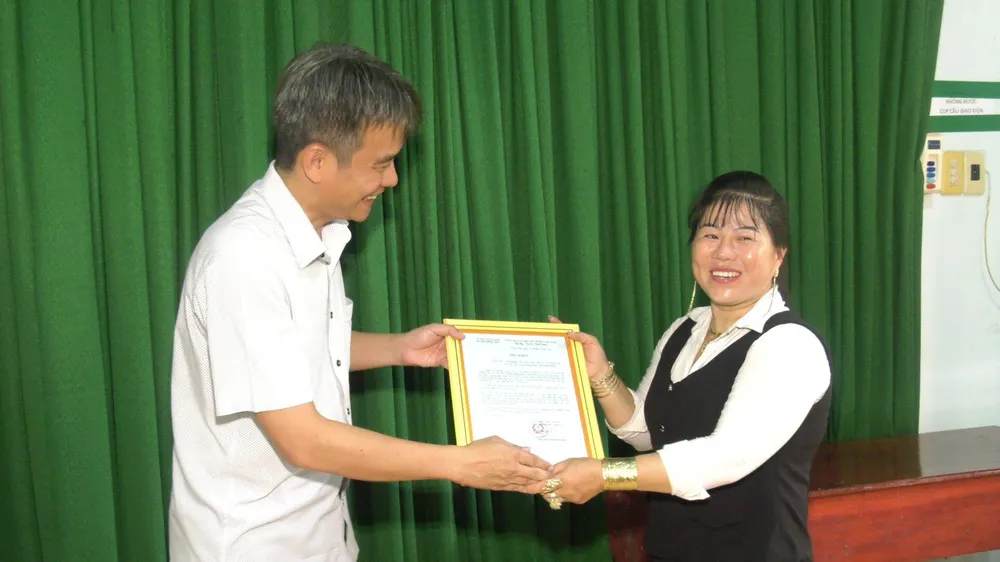 Chị hàng xóm được tuyên dương và tặng thư khen vì sự dũng cảm của mình. Ảnh: TRƯỜNG THỊNH