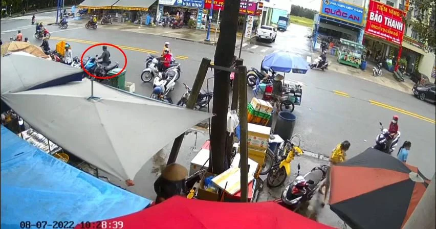 Tên trộm bẻ khóa dắt xe máy định tẩu thoát. Ảnh: Cắt từ camera