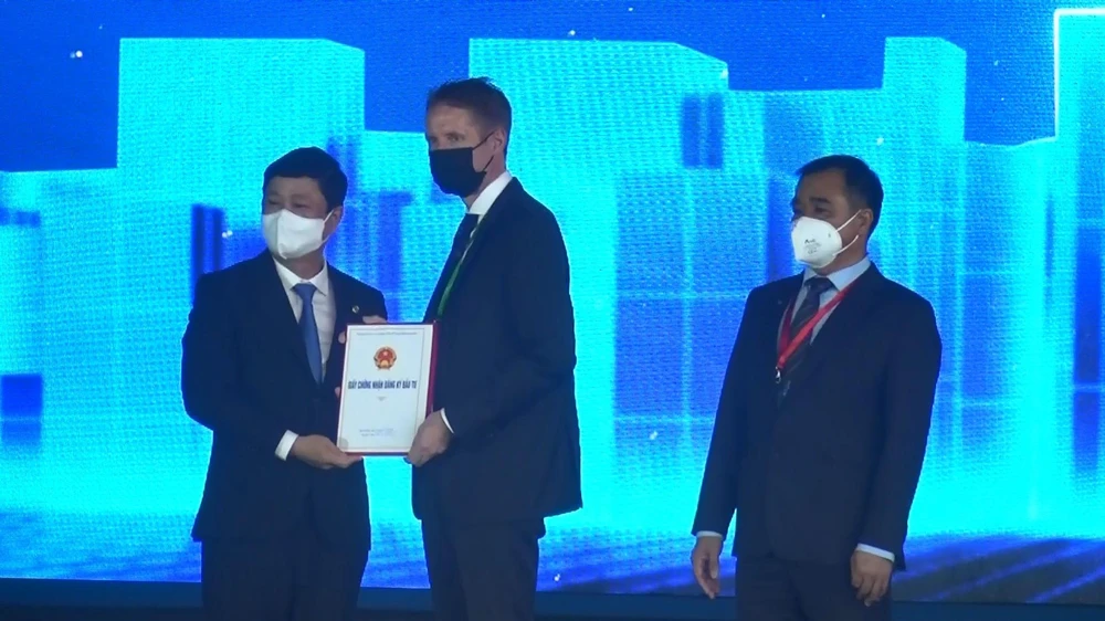 Ông Võ Văn Minh, Chủ tịch UBND tỉnh Bình Dương (trái) trao giấy chứng nhận đầu tư cho tập đoàn LEGO tại lễ khởi công VSIP 3. Ảnh: LÊ ÁNH