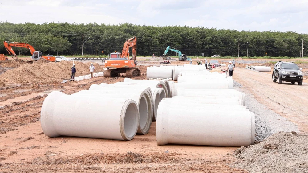 Đơn vị thi công đang đẩy nhanh tiến độ để kịp bàn giao mặt bằng. Ảnh: QUỐC CHIẾN