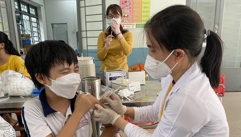 Chính quyền tỉnh Bình Dương vẫn liên tục vận động người dân đi tiêm vaccine ngừa COVID-19. Ảnh: KH