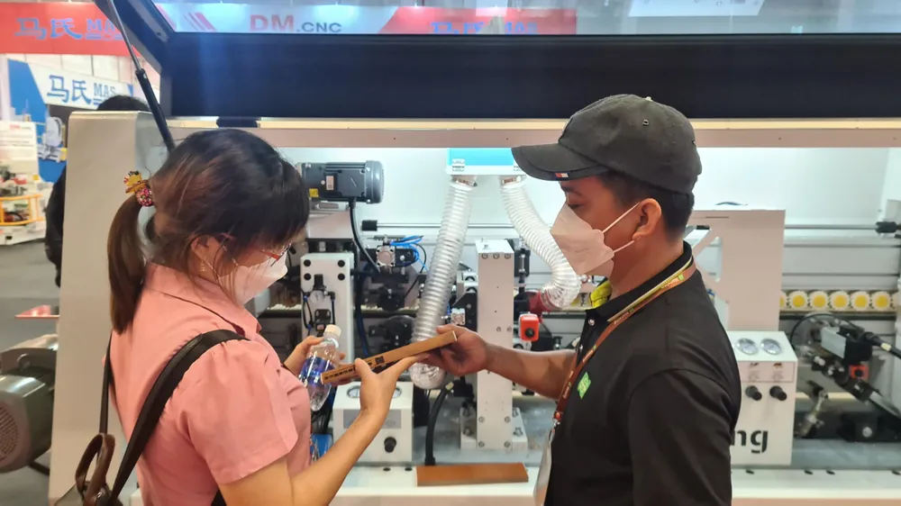 Các doanh nghiệp tư vấn cho khách hàng về các sản phẩm của doanh nghiệp mình tại hội chợ. Ảnh: LÊ ÁNH Các doanh nghiệp tư vấn cho khách hàng về các sản phẩm của doanh nghiệp mình tại hội chợ. Ảnh: LÊ ÁNH