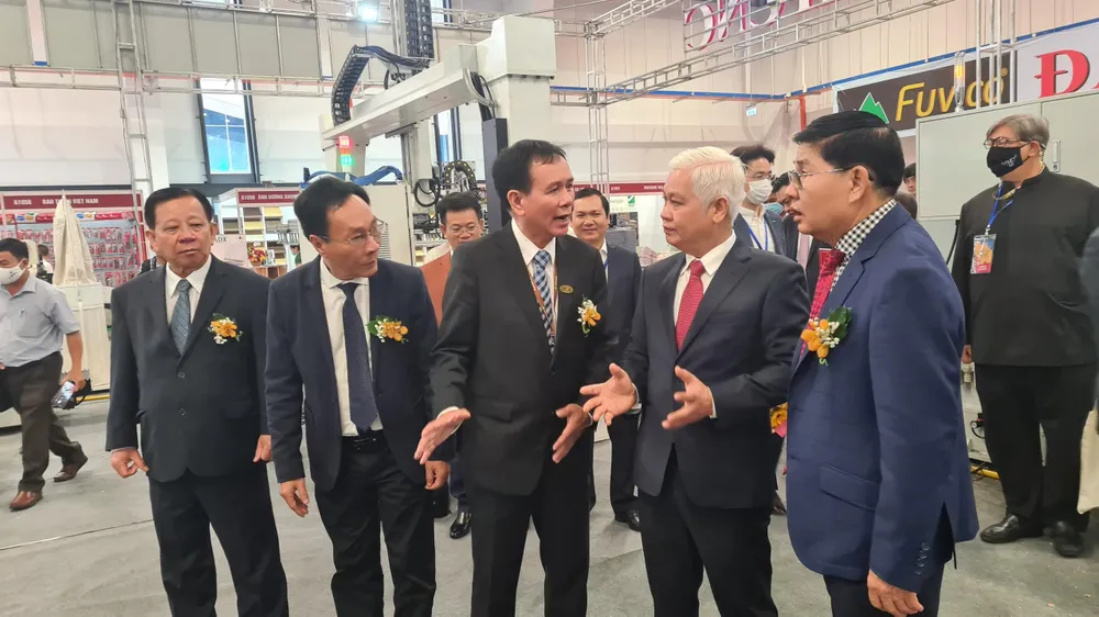Lãnh đạo tỉnh Bình Dương tham quan hội chợ máy và nguyên liệu gỗ Quốc tế Bình Dương. Ảnh: LÊ ÁNH Lãnh đạo tỉnh Bình Dương tham quan hội chợ máy và nguyên liệu gỗ Quốc tế Bình Dương. Ảnh: LÊ ÁNH