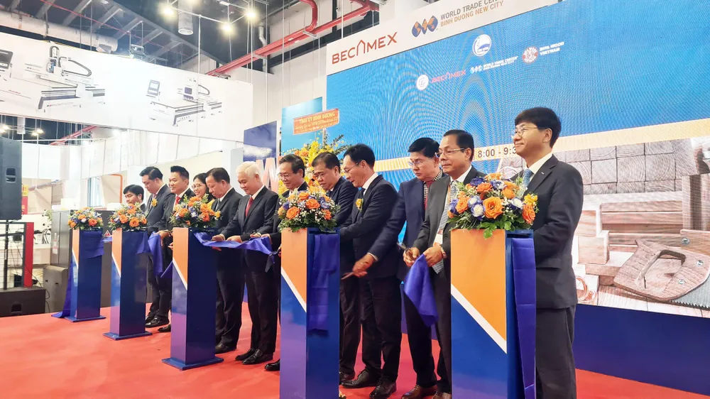 Lãnh đạo tỉnh Bình Dương cắt băng ra mắt Trung tâm triển lãm Quốc Tế Thành phố mới Bình Dương. Ảnh: LÊ ÁNH Lãnh đạo tỉnh Bình Dương cắt băng ra mắt Trung tâm triển lãm Quốc Tế Thành phố mới Bình Dương. Ảnh: LÊ ÁNH