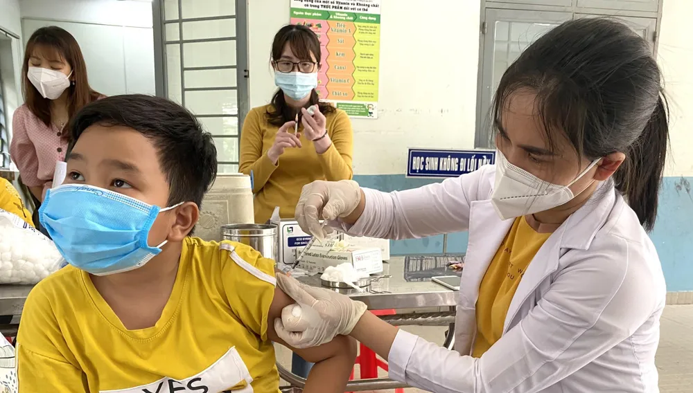 Bình Dương vận động người dân trên 5 tuổi đi tiêm vaccine để phòng biến thể mới của COVID-19. Ảnh: KH Bình Dương vận động người dân trên 5 tuổi đi tiêm vaccine để phòng biến thể mới của COVID-19. Ảnh: KH