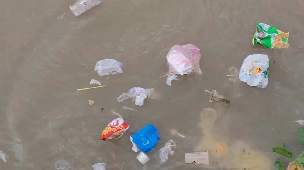 Nam thanh niên đổ rác xuống sông Sài Gòn chiều 9-8. Ảnh: Người dân cung cấp Nam thanh niên đổ rác xuống sông Sài Gòn chiều 9-8. Ảnh: Người dân cung cấp