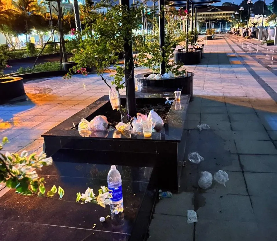 Người dân ăn uống rồi xả rác tràn lan trên công viên. Ảnh: Người dân cung cấp Người dân ăn uống rồi xả rác tràn lan trên công viên. Ảnh: Người dân cung cấp