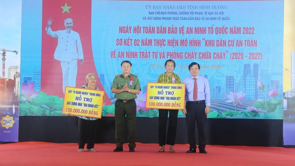 Ban tổ chức trao hỗ trợ xây dựng hai ngôi nhà Đại đoàn kết của Quỹ “Vì người nghèo Trung ương” cho hai hộ nghèo. Ảnh: LÊ ÁNH