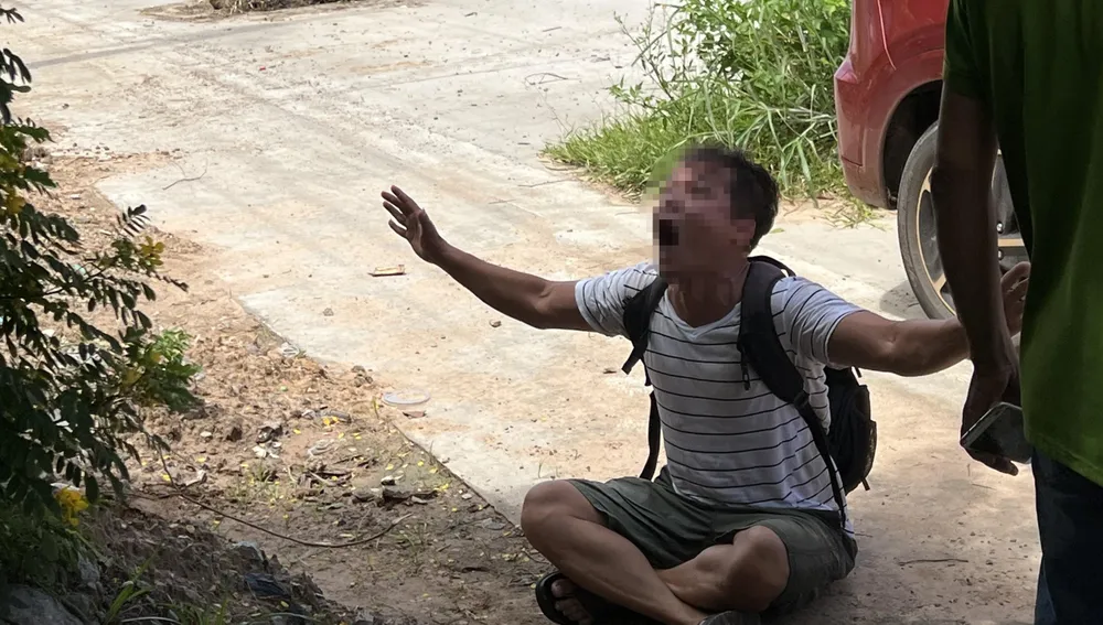Người đàn ông có biểu hiện không bình thường, liên tục la hét. Ảnh: LA