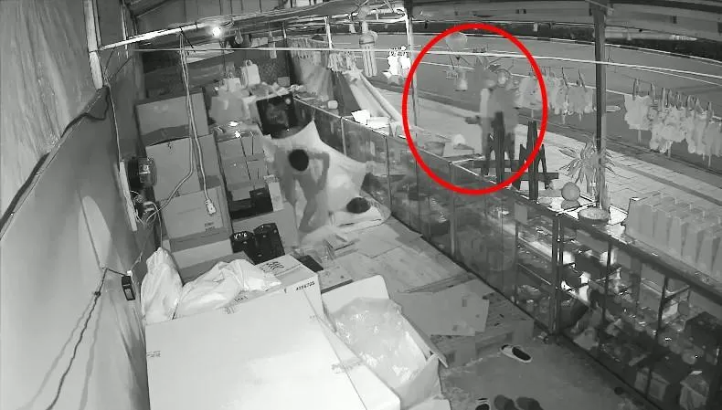 Thanh niên cầm mã tấu liên tục chửi bới, đe dọa bắt hai nhân viên lấy đủ năm hộp bánh trung thu. Ảnh: Cắt từ camera Thanh niên cầm mã tấu liên tục chửi bới, đe dọa bắt hai nhân viên lấy đủ năm hộp bánh trung thu. Ảnh: Cắt từ camera