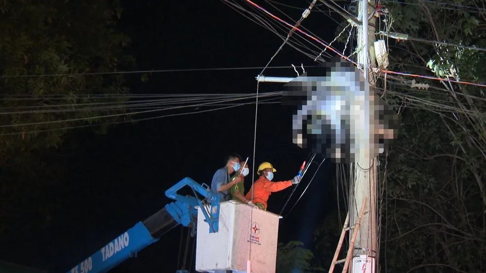 Lực lượng chức năng tìm cách đưa nạn nhân xuống. Ảnh: ĐT