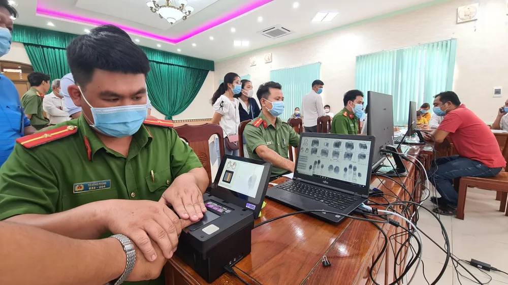 Hiện nay, công an tại Bình Dương vẫn đang đẩy nhanh việc cấp thẻ CCCD gắn chíp cho người dân. Ảnh: LÊ ÁNH