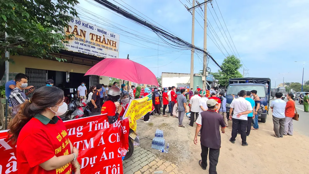 Người dân kéo treo băng rôn tại dự án khu dân cư Suối Giữa (phường Chánh Mỹ, TP Thủ Dầu Một, Bình Dương). Ảnh: LÊ ÁNH Người dân kéo treo băng rôn tại dự án khu dân cư Suối Giữa (phường Chánh Mỹ, TP Thủ Dầu Một, Bình Dương). Ảnh: LÊ ÁNH