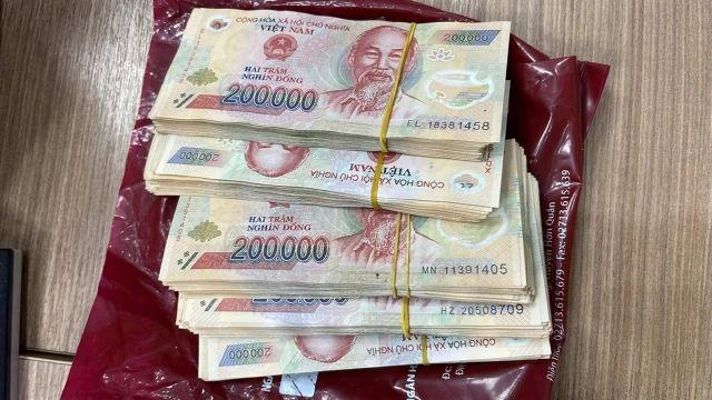 Chị H. mang 100 triệu đồng đi chuyển cho người lạ với mong muốn nhận được quà. Ảnh: CACC Chị H. mang 100 triệu đồng đi chuyển cho người lạ với mong muốn nhận được quà. Ảnh: CACC