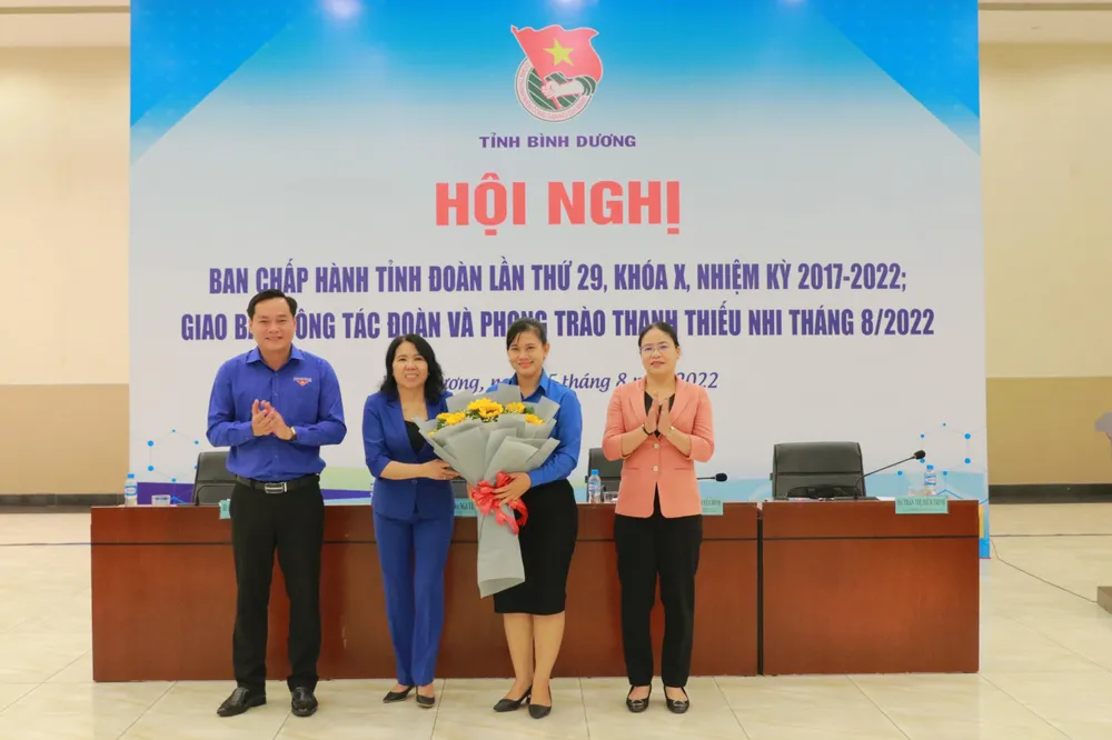 Bà Nguyễn Minh Thuỷ, Trưởng Ban Tổ chức Tỉnh uỷ Bình Dương, tặng hoa chúc mừng bà Trần Thị Diễm Trinh. Ảnh: TĐBD Bà Nguyễn Minh Thuỷ, Trưởng Ban Tổ chức Tỉnh uỷ Bình Dương, tặng hoa chúc mừng bà Trần Thị Diễm Trinh. Ảnh: TĐBD