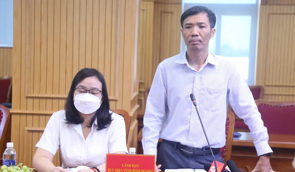 Ông Võ Khắc Thành- Phó Giám đốc Bưu điện tỉnh Bình Dương hứa sẽ trả lại tiền cho người dân. Ảnh: LÊ ÁNH Ông Võ Khắc Thành- Phó Giám đốc Bưu điện tỉnh Bình Dương hứa sẽ trả lại tiền cho người dân. Ảnh: LÊ ÁNH