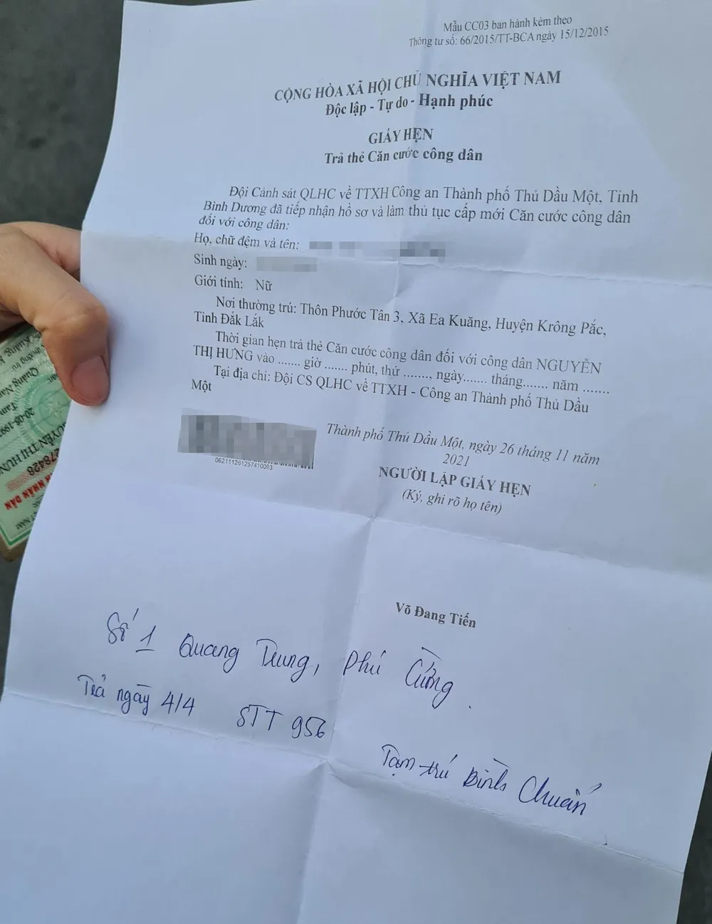 Chị H. cũng làm thẻ CCCD từ tháng 11-2021, nhưng nay thẻ của chị vẫn "bắt vô âm tín". Ảnh: LÊ ÁNH Chị H. cũng làm thẻ CCCD từ tháng 11-2021, nhưng nay thẻ của chị vẫn "bắt vô âm tín". Ảnh: LÊ ÁNH