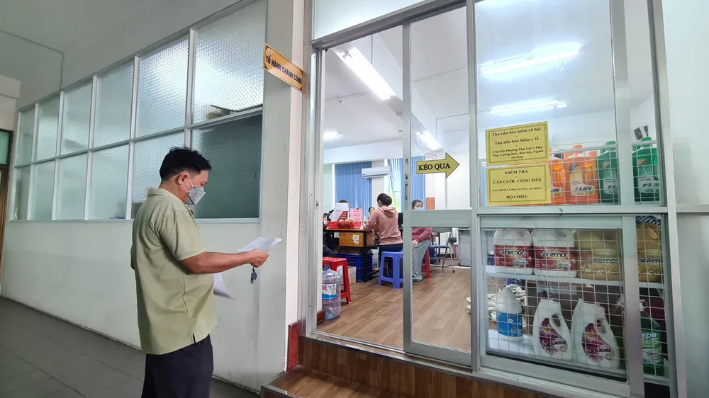 Nhiều người dân đến tận bưu điện để tìm thẻ CCCD. Ảnh: LÊ ÁNH Nhiều người dân đến tận bưu điện để tìm thẻ CCCD. Ảnh: LÊ ÁNH