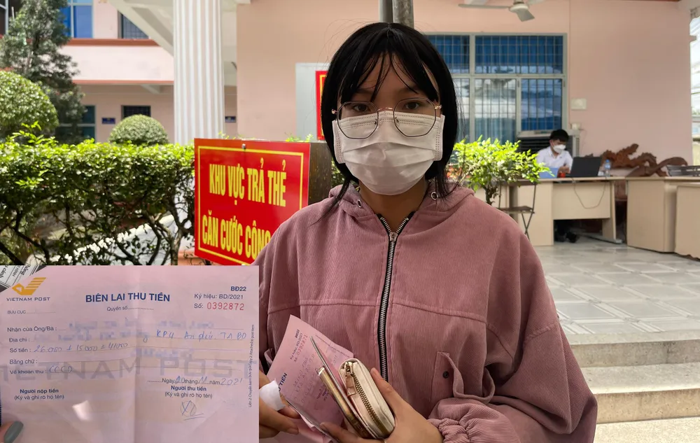 Chị NTL làm thẻ CCCD từ tháng 11-2021 và đã nộp tiền cho bưu điện "ship" đến tận nhà nhưng nay vẫn chật vật đi tìm thẻ CCCD. Ảnh: LÊ ÁNH Chị NTL làm thẻ CCCD từ tháng 11-2021 và đã nộp tiền cho bưu điện "ship" đến tận nhà nhưng nay vẫn chật vật đi tìm thẻ CCCD. Ảnh: LÊ ÁNH