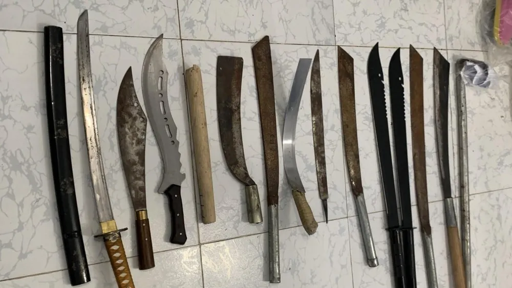 Dao, mã tấu nhóm thanh niên cầm đi hỗn chiến. Ảnh: LÊ ÁNH